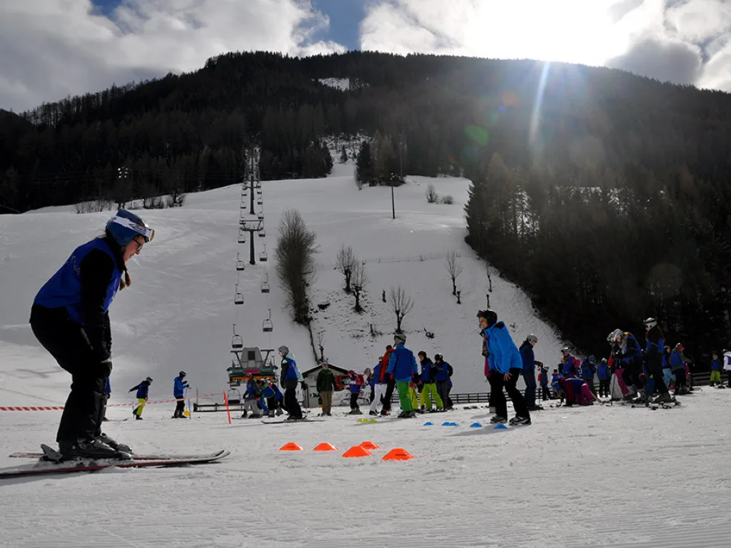 Skifahrer im Gegenlicht auf dem Übungshang.